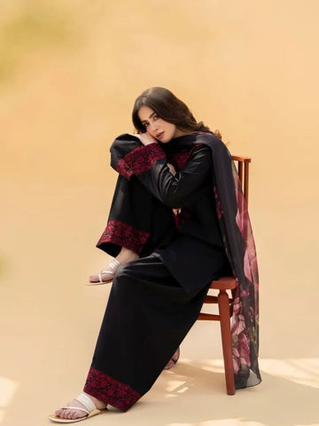 Zaroon – Luxury Embroidered 3-Piece in linen